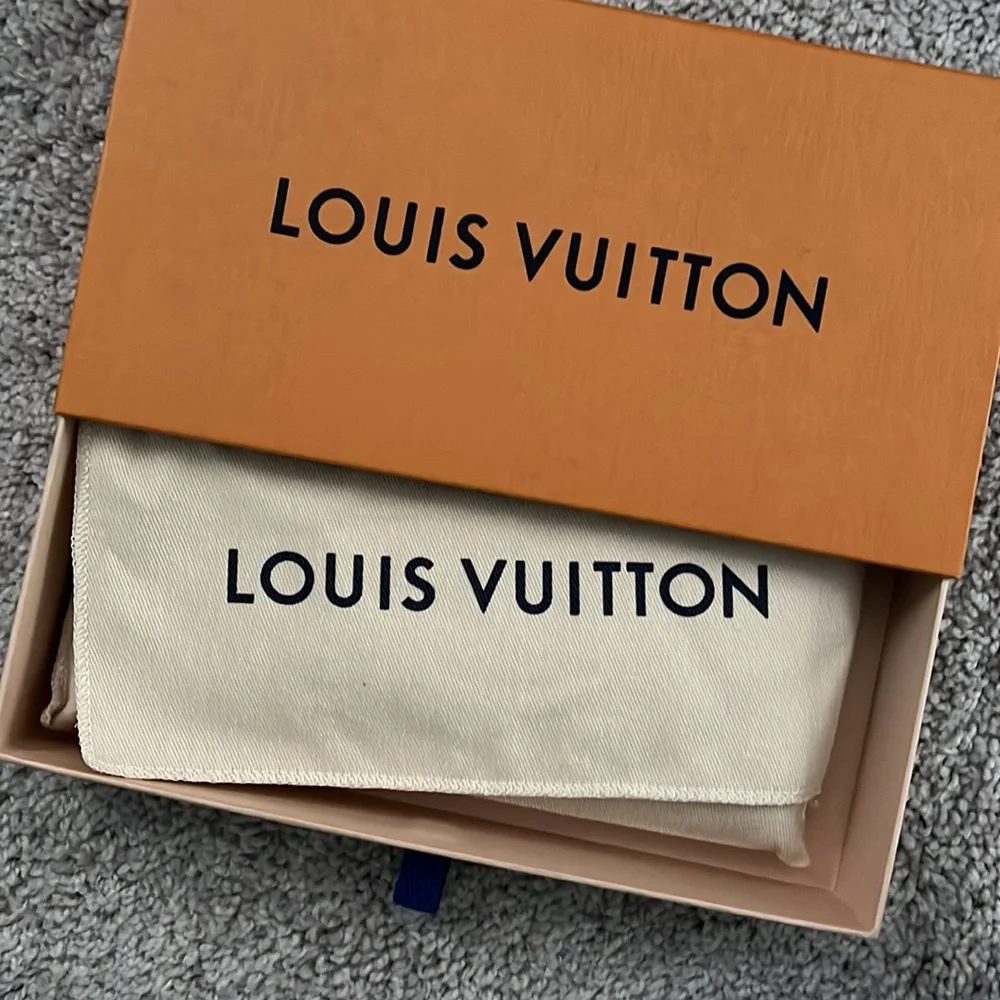 Louis Vuitton Damier Azur Clémence Wallet - Cream and Gray - Picture 5 of 5